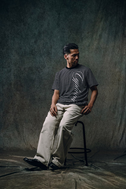 BIG SCRIPT BOARDER TEE