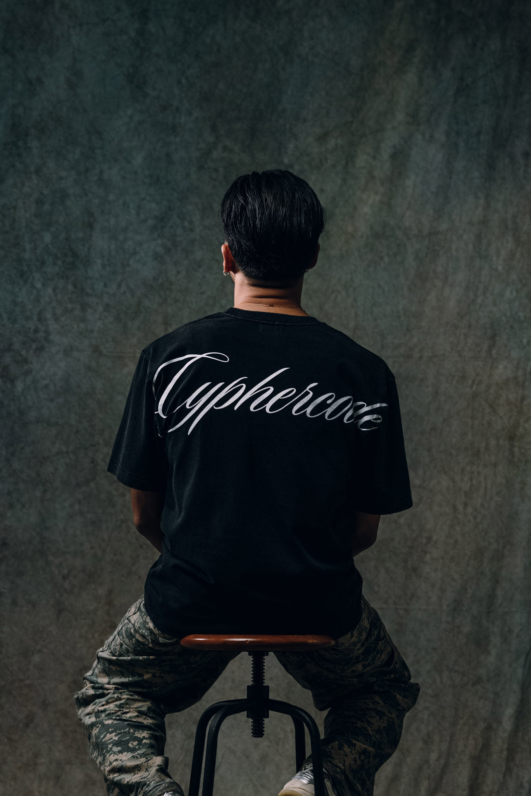 WIDE SCRIPT TEE