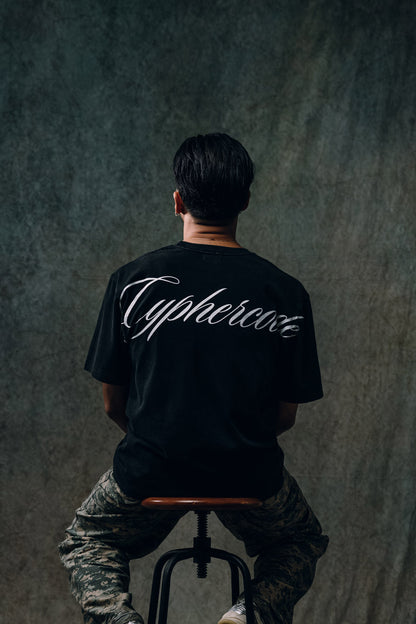 WIDE SCRIPT TEE